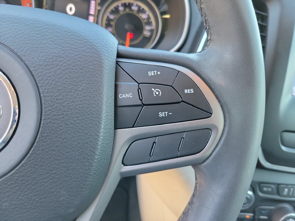 Used 2020 Jeep Cherokee Latitude Plus FWD image 26