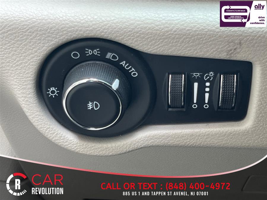 Used 2023 Chrysler Pacifica Touring-L FWD image 31