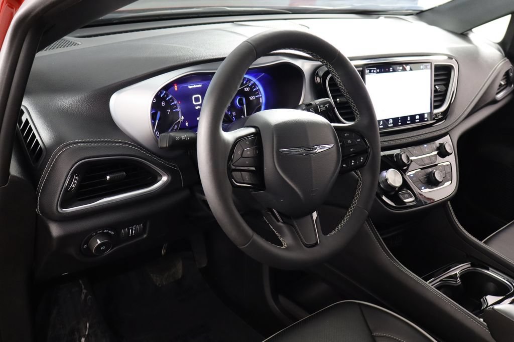 Used 2025 Chrysler Pacifica Limited FWD image 17