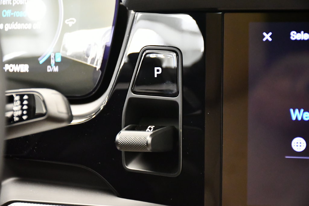 Certified 2025 Porsche Cayenne E-Hybrid Coupe AWD/4WD image 33