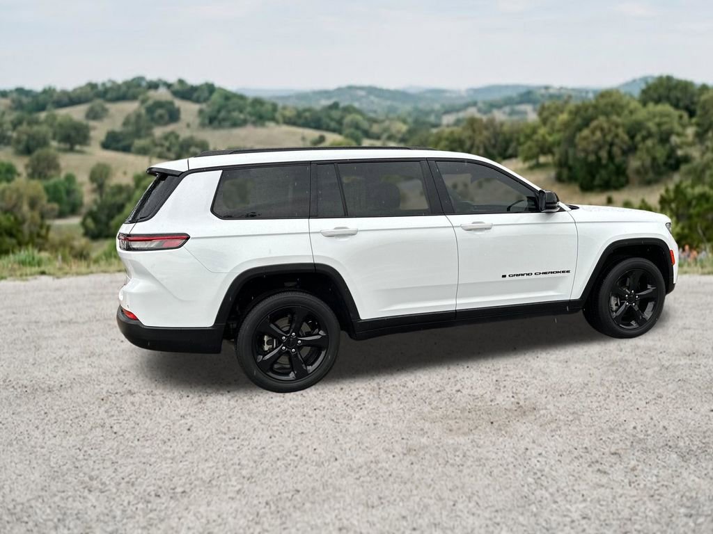 Used 2023 Jeep Grand Cherokee L Laredo RWD image 11
