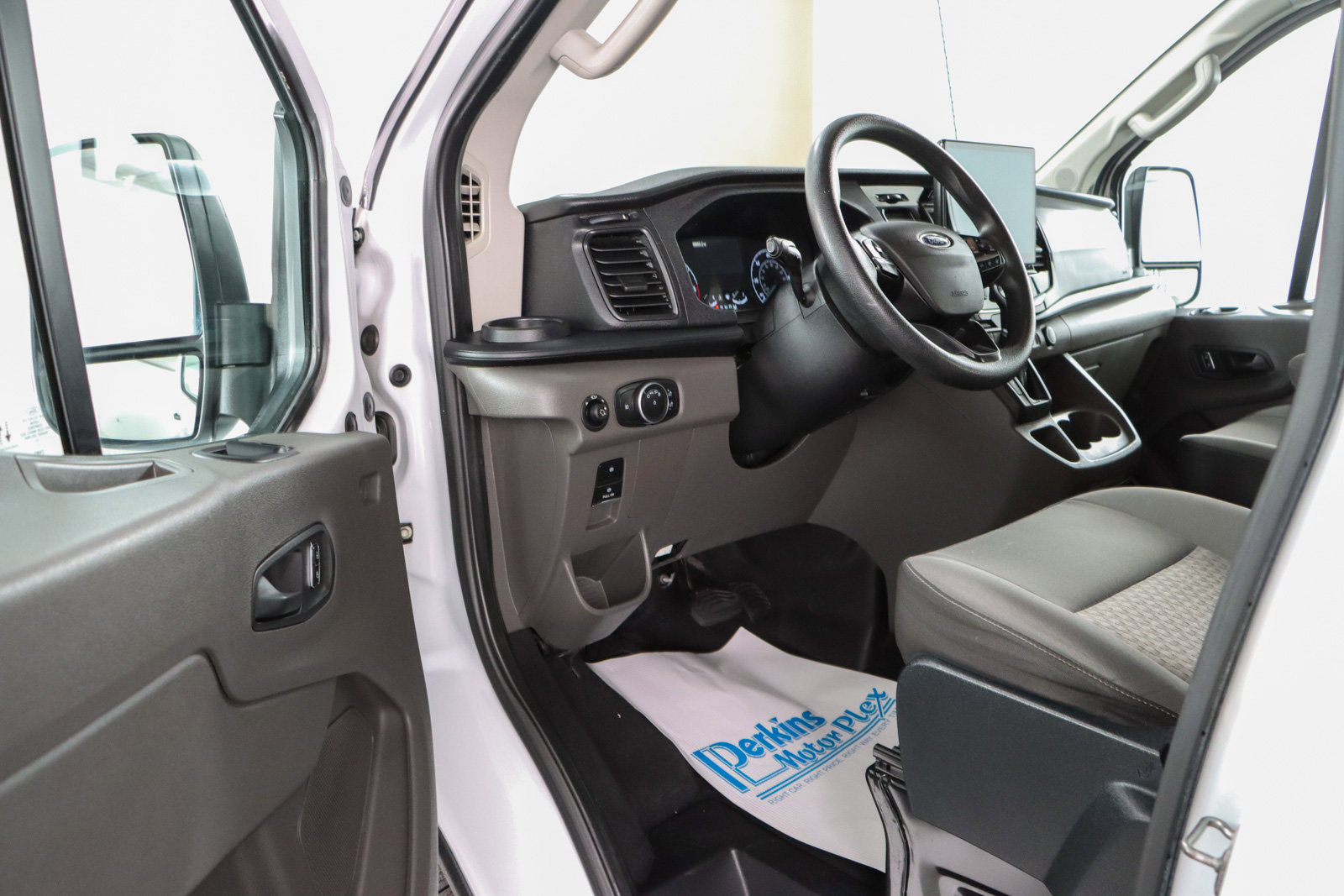 Used 2023 Ford Transit 350 XLT image 3