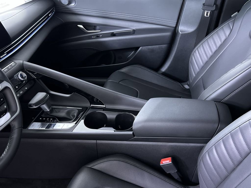 Used 2025 Hyundai Elantra Limited image 21