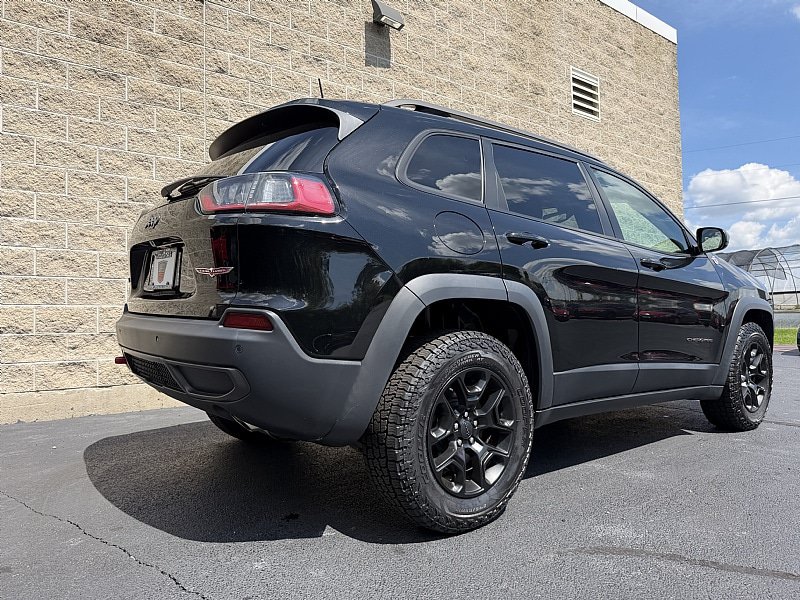 Used 2019 Jeep Cherokee Trailhawk w/ Cold Weather Group AWD/4WD image 3