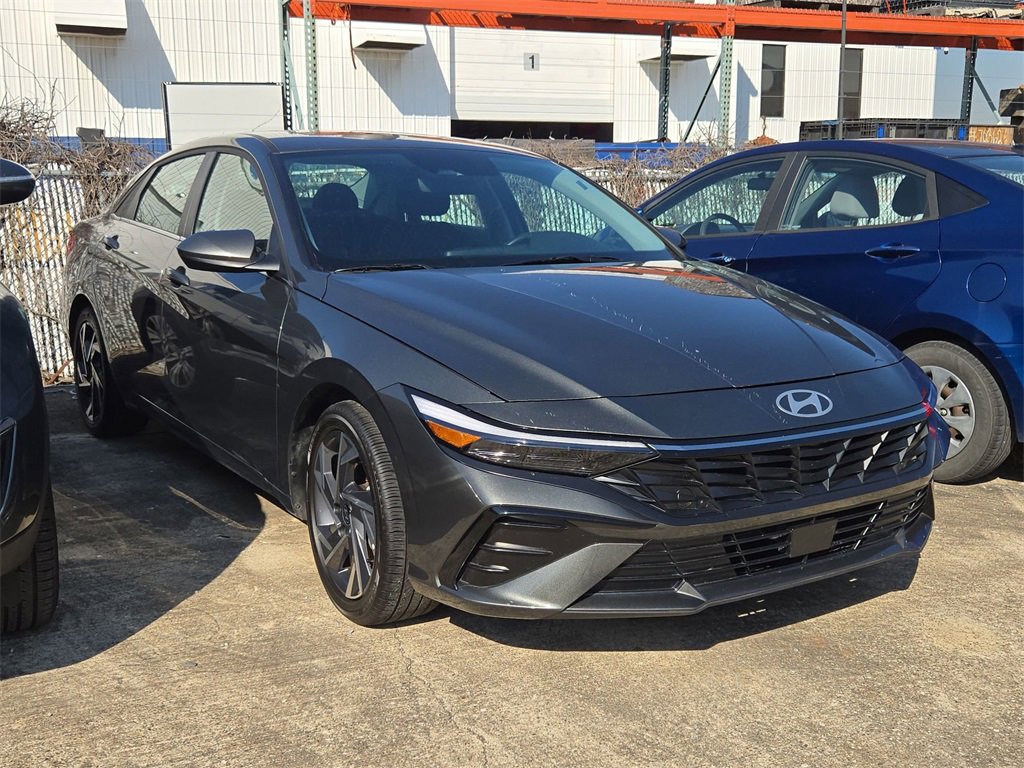 Used 2025 Hyundai Elantra SEL image 3