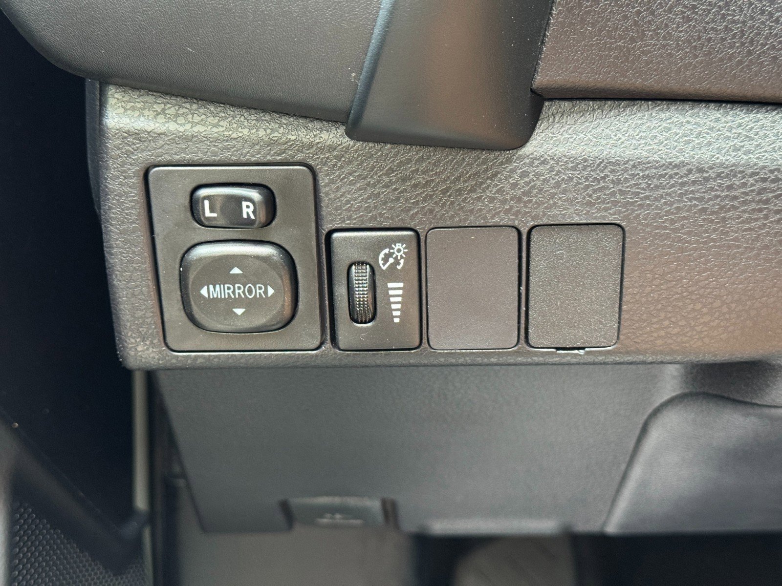 Used 2019 Toyota Corolla LE w/ Carpet Mat Package (TMS) FWD image 16