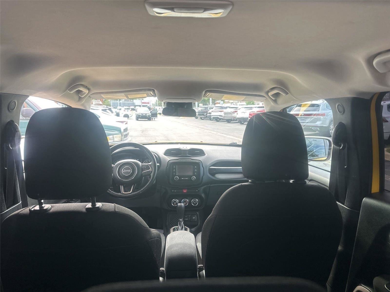 Used 2017 Jeep Renegade Latitude w/ Cold Weather Group FWD image 15