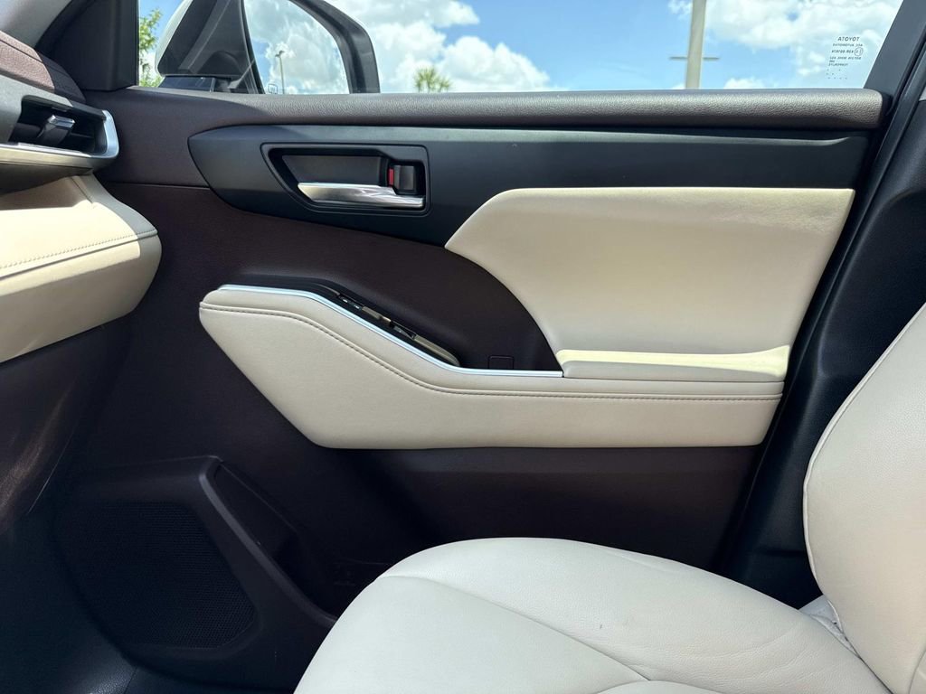 Used 2021 Toyota Highlander XLE FWD image 32