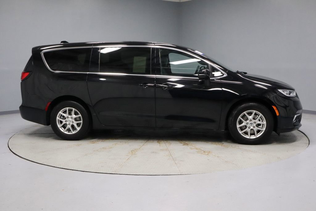 Used 2025 Chrysler Pacifica Select FWD image 12