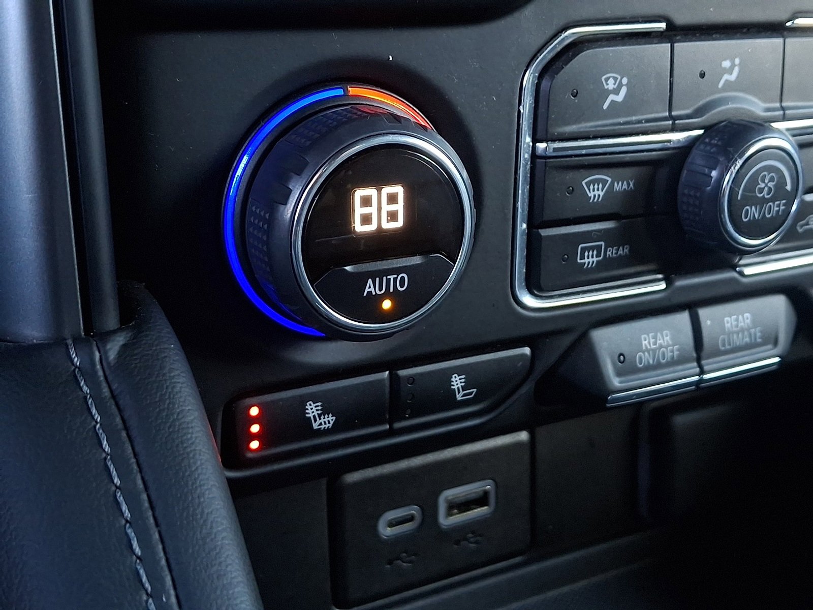 Used 2023 Chevrolet Tahoe Z71 w/ Luxury Package image 26