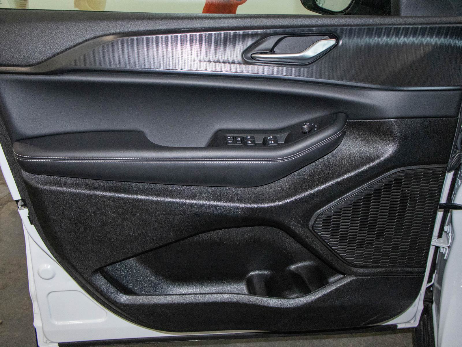 Used 2025 Jeep Grand Cherokee Altitude image 10