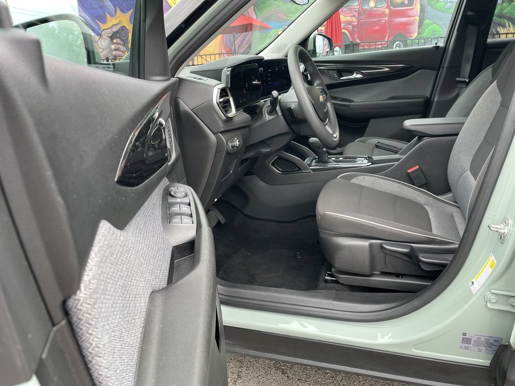Used 2025 Chevrolet TrailBlazer LT AWD/4WD image 14