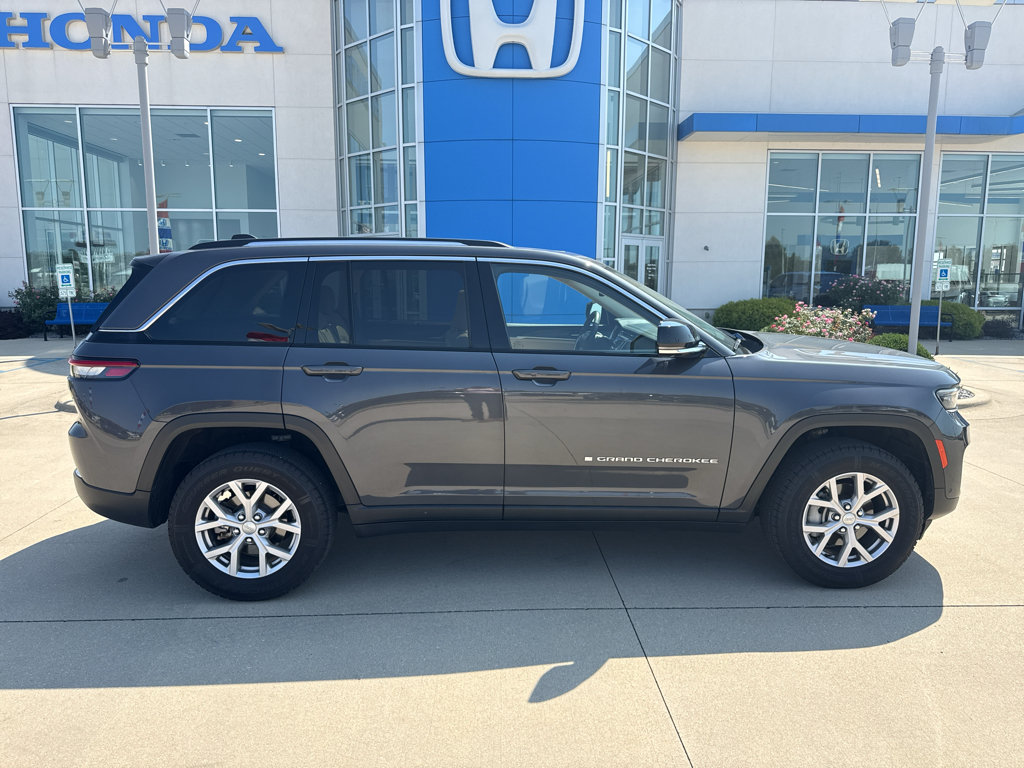 Used 2022 Jeep Grand Cherokee Limited w/ Luxury Tech Group II AWD/4WD image 4