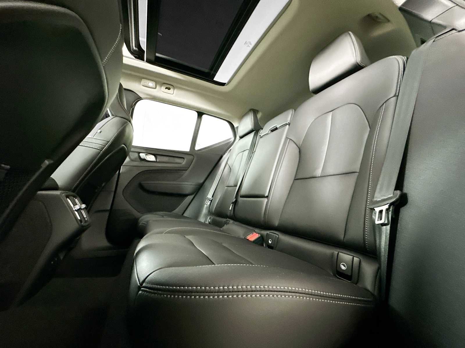 Used 2025 Volvo XC40 B5 Core w/ Climate Package image 23