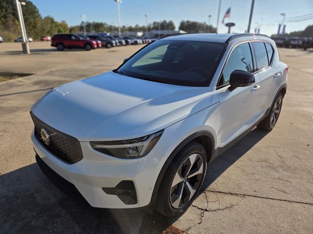 Used 2025 Volvo XC40 B5 Plus image 1