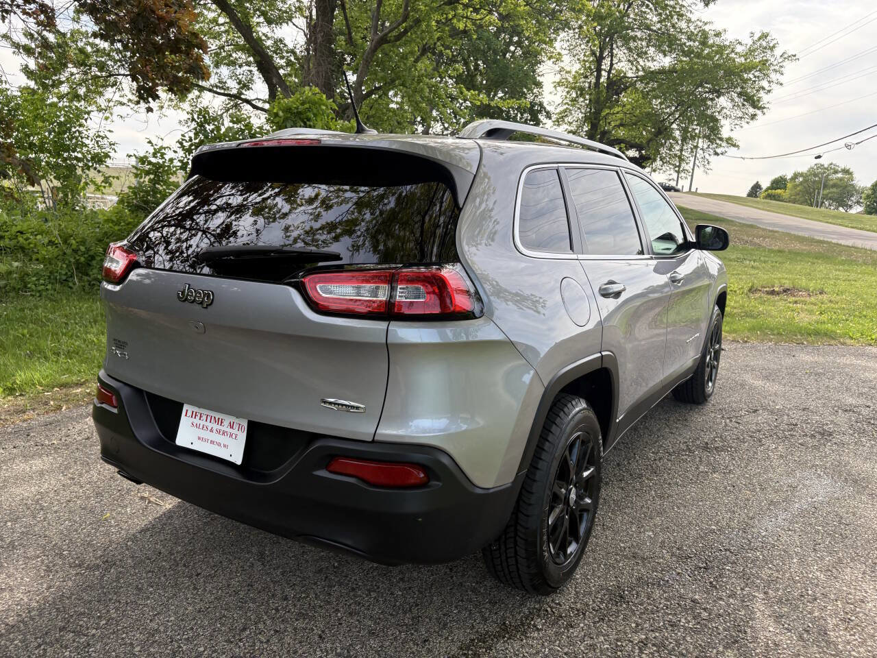 Used 2018 Jeep Cherokee Latitude w/ Cold Weather Group AWD/4WD image 5