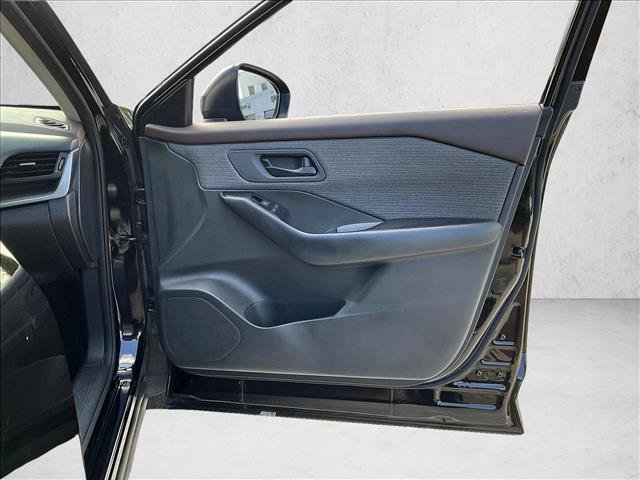 Used 2023 Nissan Rogue S FWD image 15