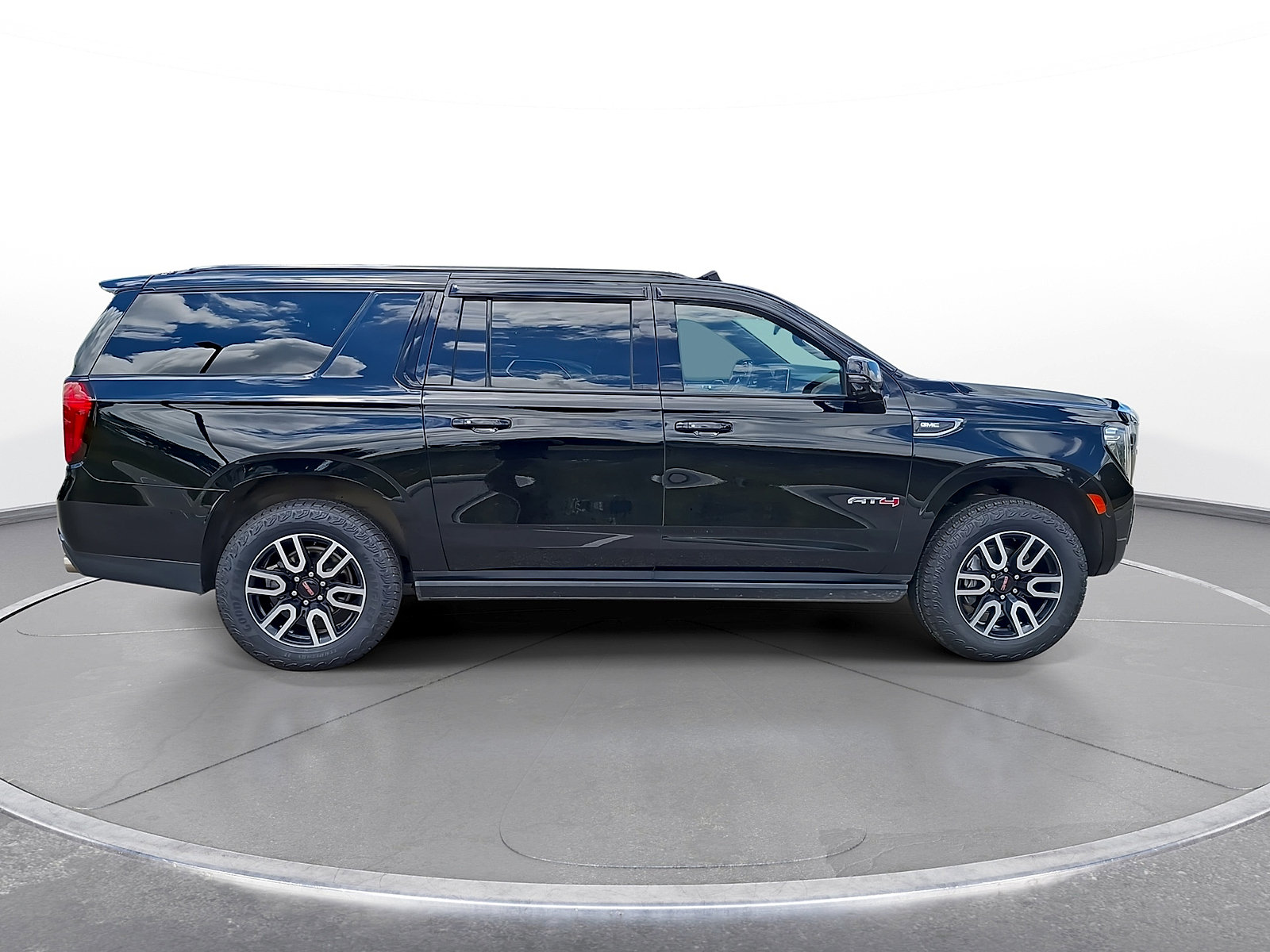 Used 2023 GMC Yukon XL AT4 w/ AT4 Premium Plus Package AWD/4WD image 9