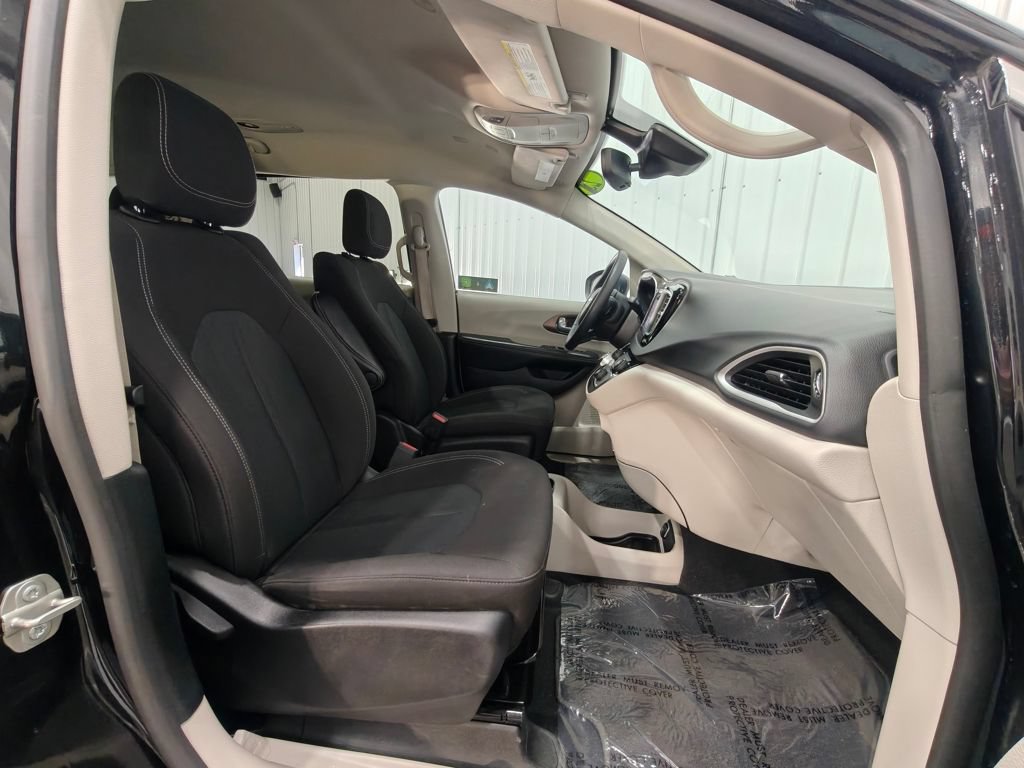 Used 2023 Chrysler Voyager LX FWD image 21