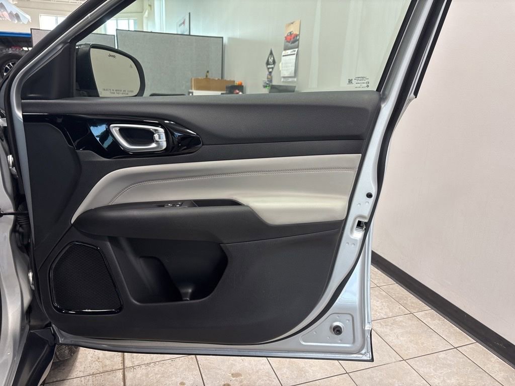 Used 2025 Jeep Compass Limited image 15