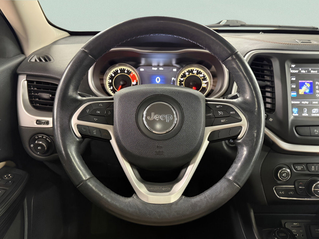 Used 2016 Jeep Cherokee Limited image 11