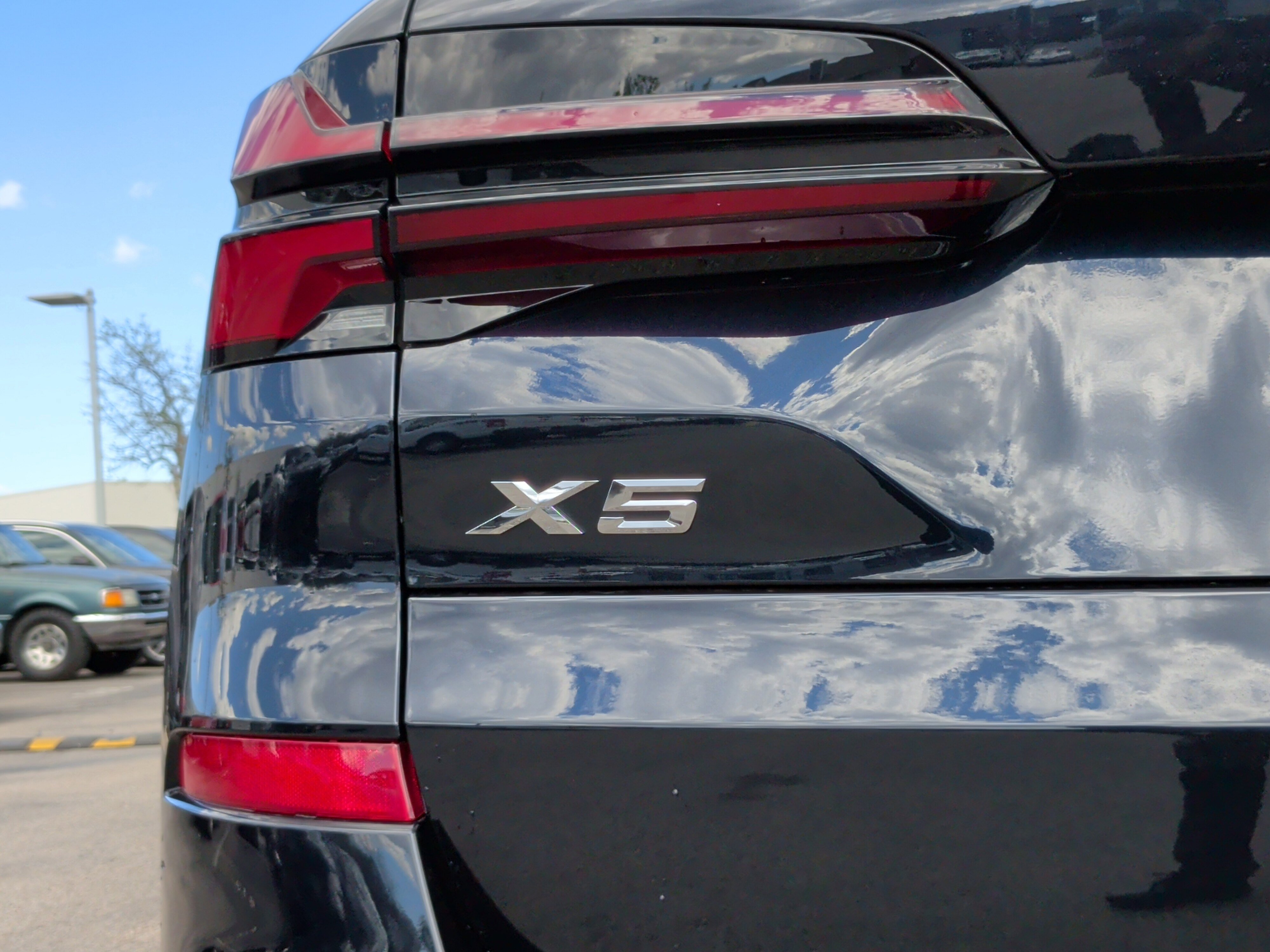 Certified 2025 BMW X5 xDrive50e w/ M Sport Package image 11