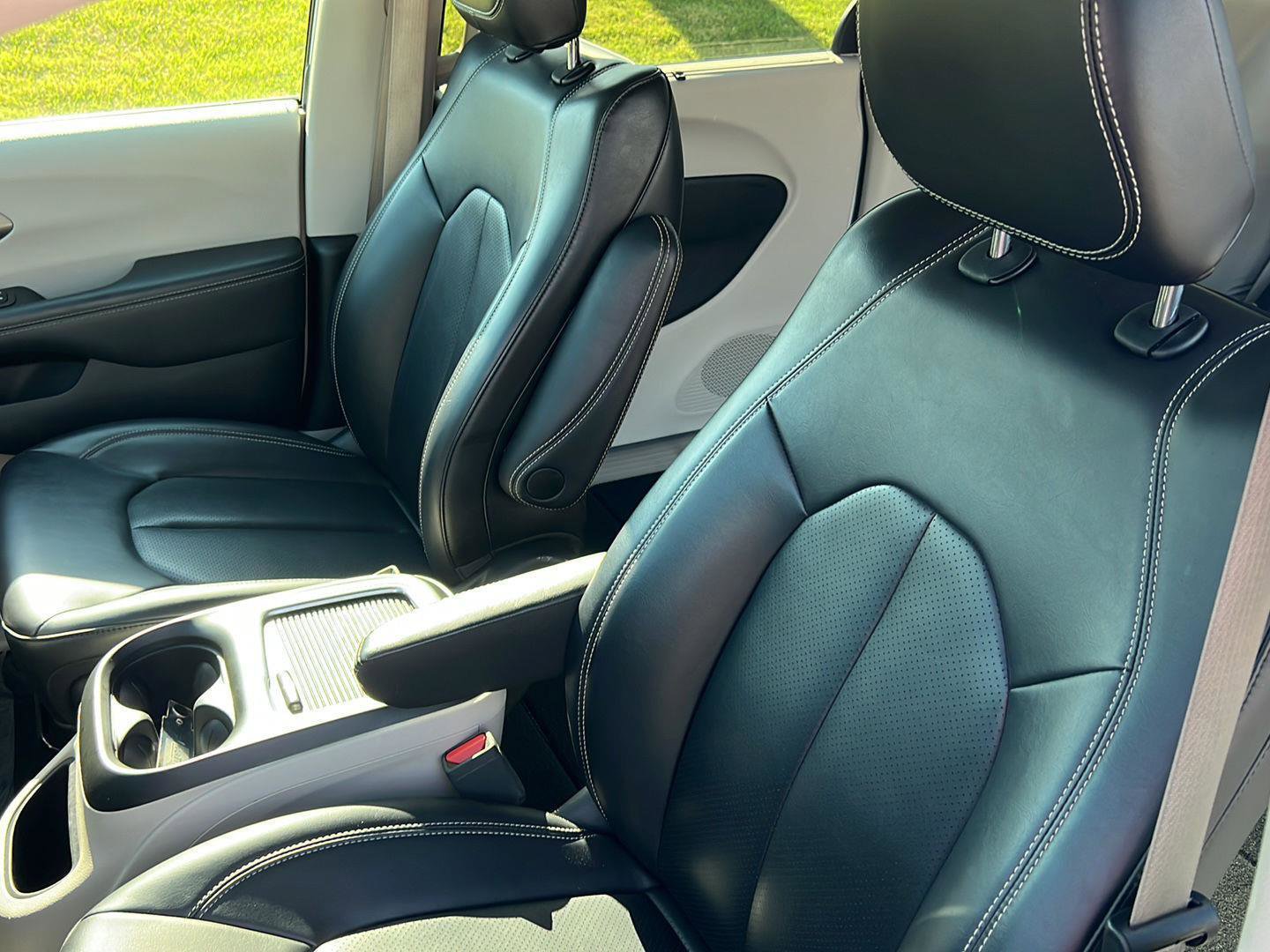 Used 2023 Chrysler Pacifica Touring-L image 28