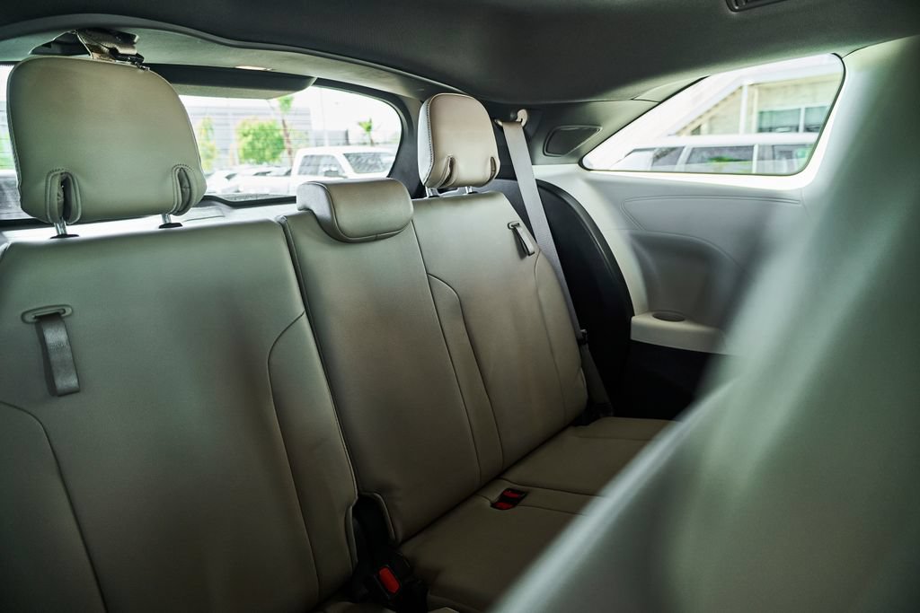 Used 2021 Toyota Sienna XLE w/ XLE Plus Package FWD image 22