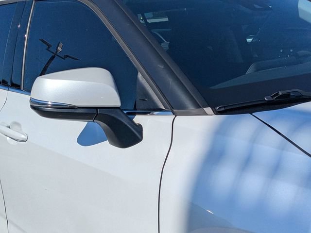 Used 2022 Toyota Highlander L FWD image 9