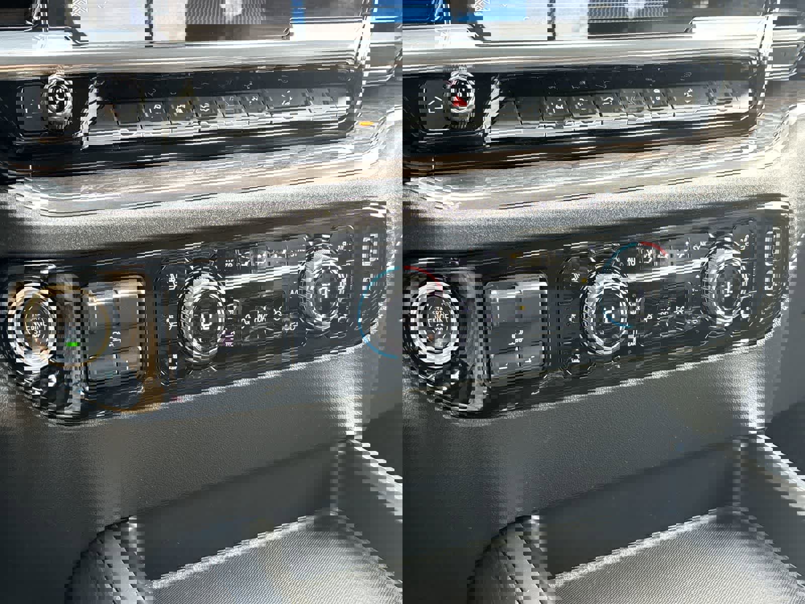 Used 2024 Chevrolet Silverado 3500 LTZ w/ LTZ Convenience Package image 30