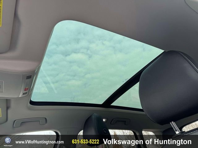 Certified 2025 Volkswagen Taos SE w/ Taos Adventure Package (SXB) image 18