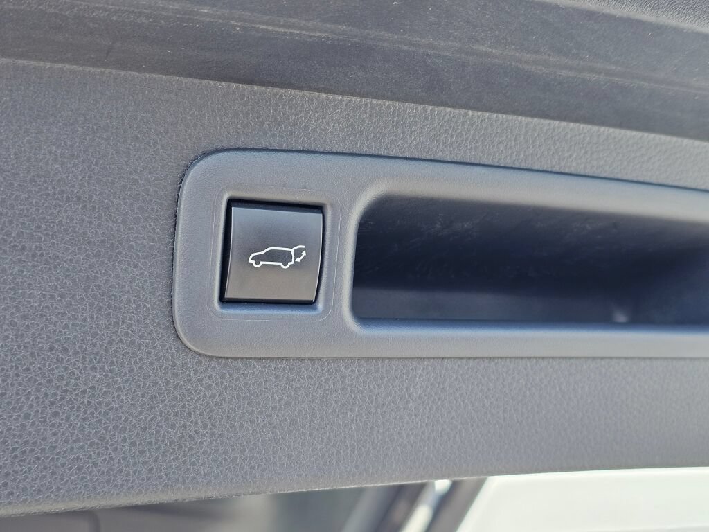 Used 2025 Toyota Highlander XLE AWD/4WD image 16