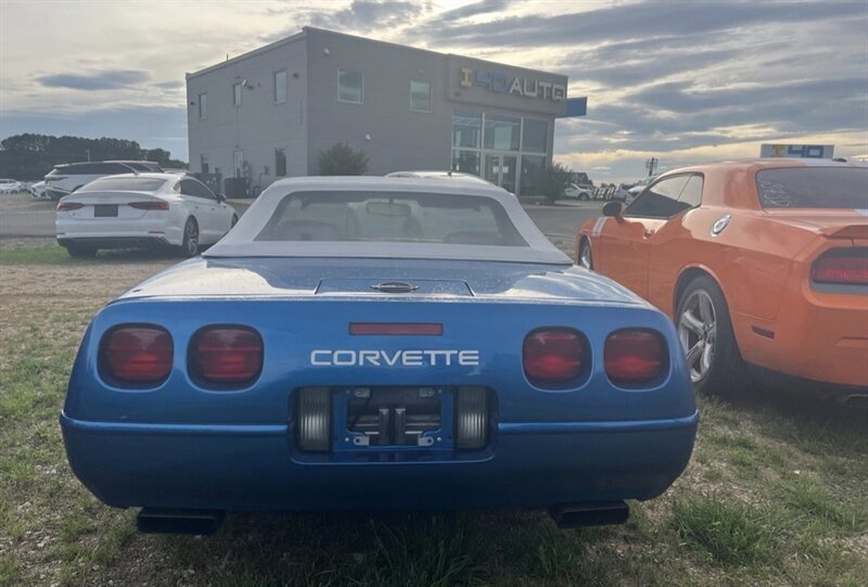 Used 1992 Chevrolet Corvette Convertible RWD image 12