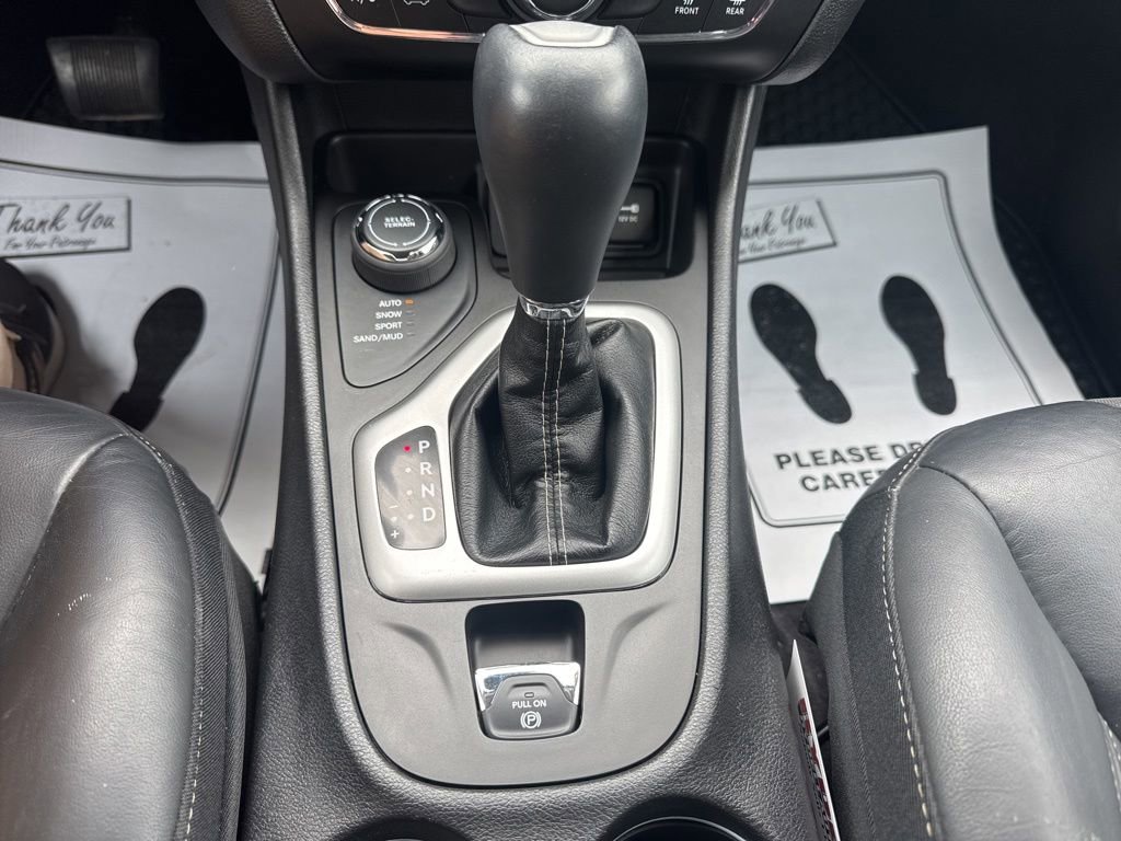 Used 2018 Jeep Cherokee Latitude Plus w/ Cold Weather Group AWD/4WD image 19
