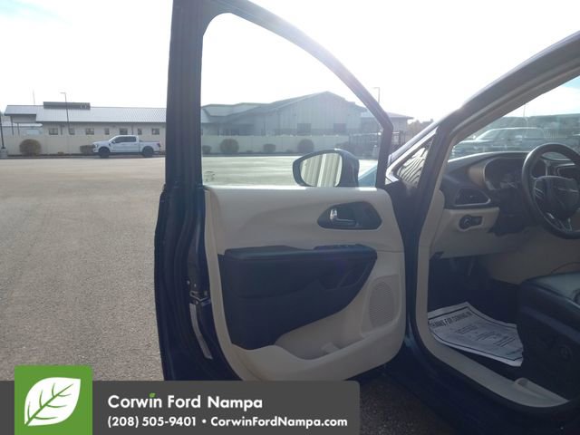 Used 2020 Chrysler Pacifica Touring-L image 10