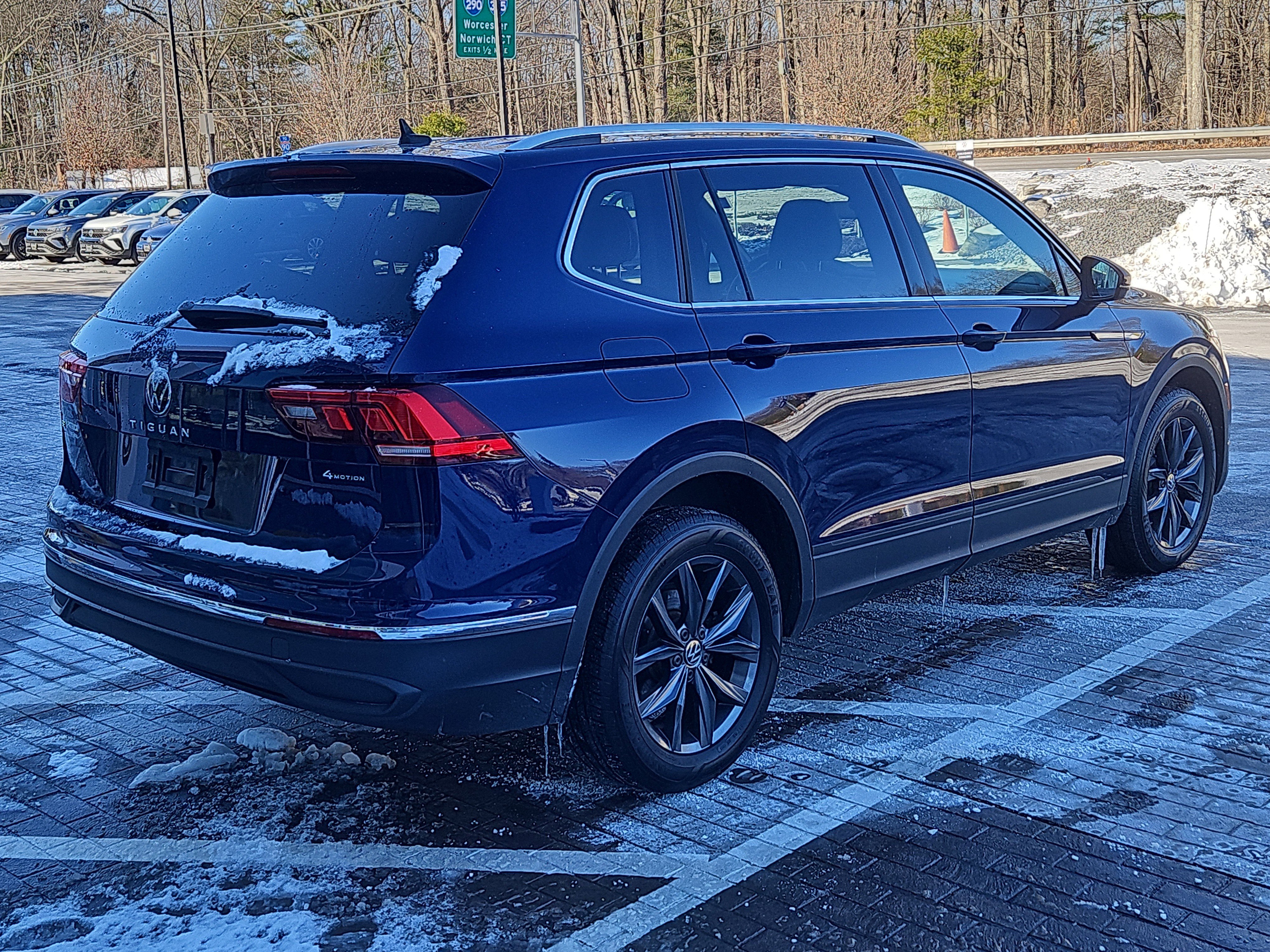 Certified 2022 Volkswagen Tiguan SE w/ Panoramic Sunroof Package image 3