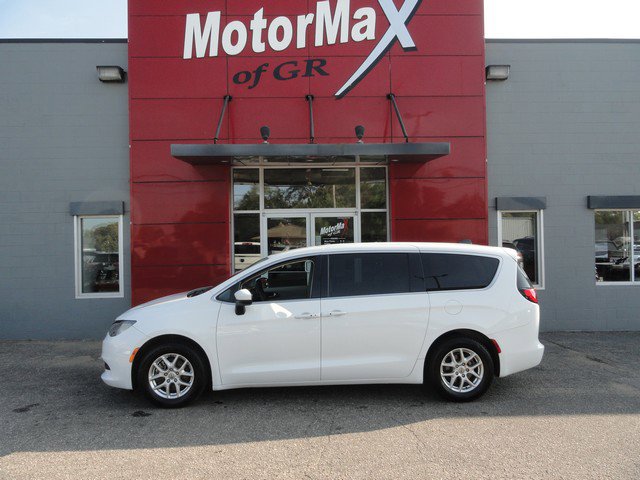 Used 2022 Chrysler Voyager LX image 1