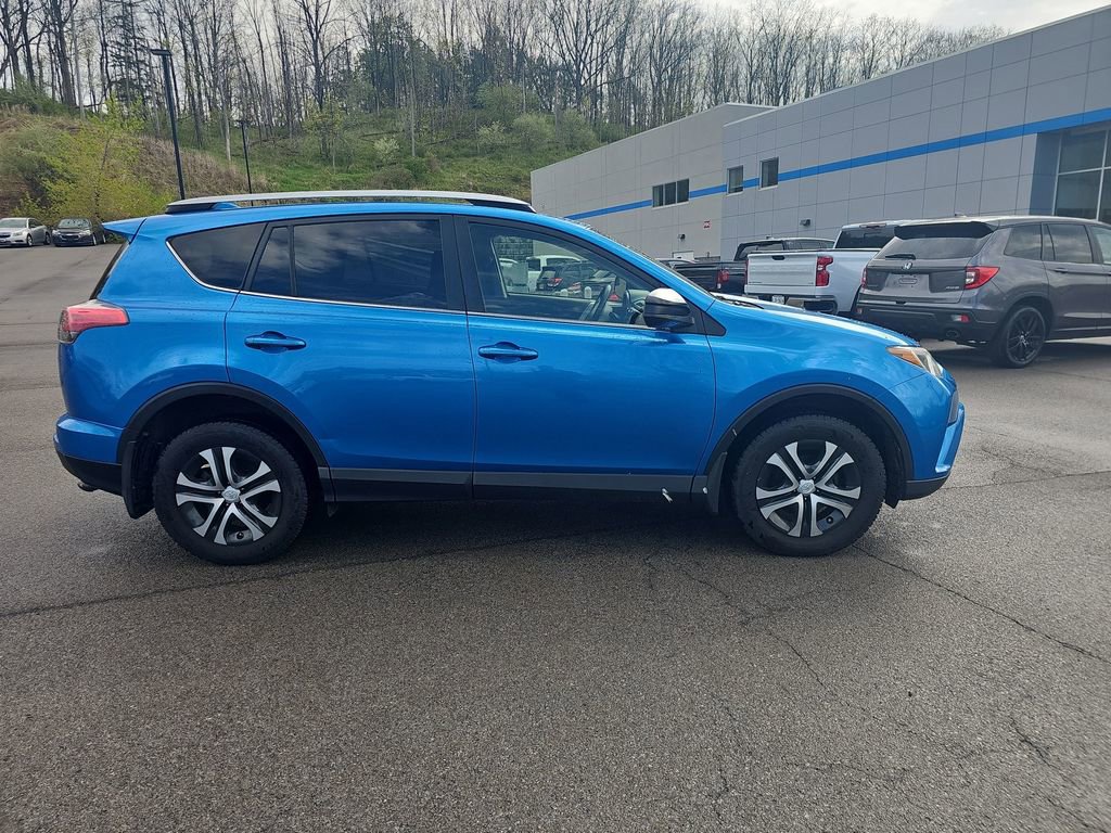 Used 2017 Toyota RAV4 LE AWD/4WD image 4