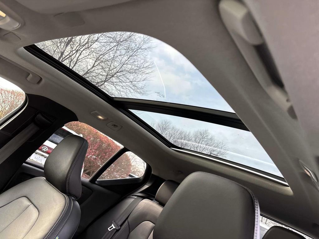 Certified 2025 Volvo XC40 B5 Plus w/ Protection Package Premier image 26