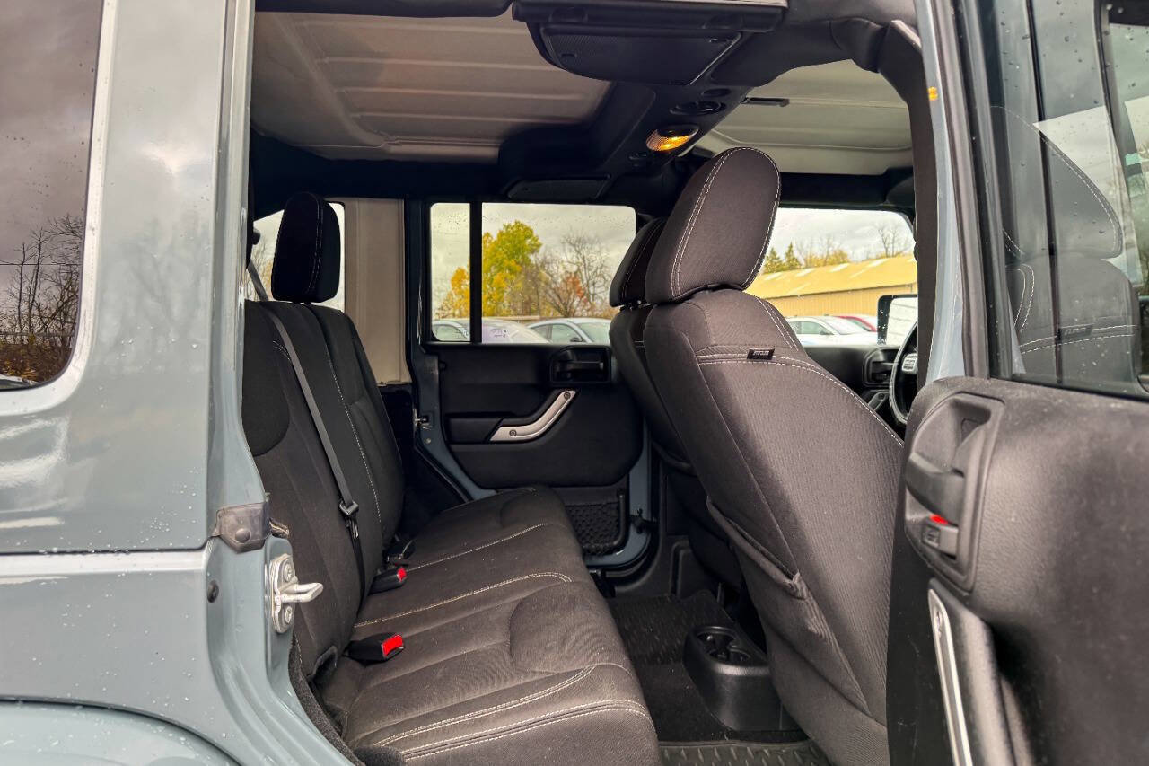 Used 2015 Jeep Wrangler Unlimited Sahara w/ Connectivity Group image 7