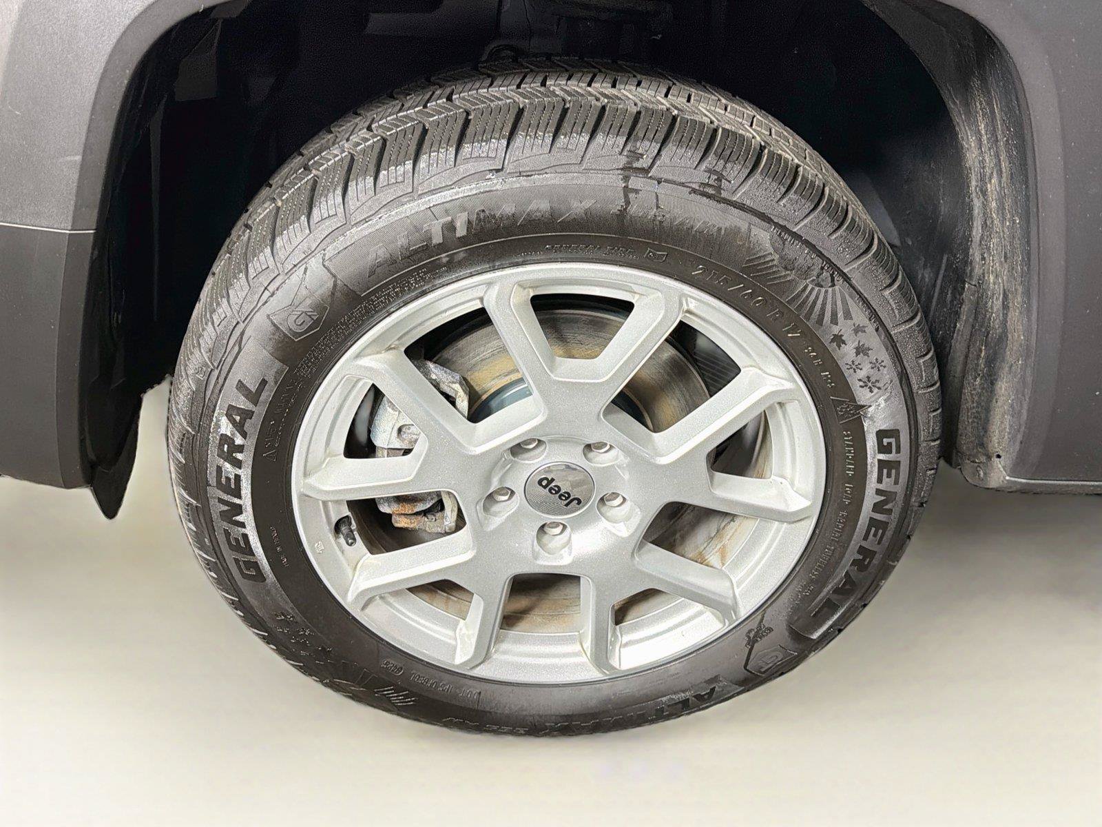 Used 2022 Jeep Renegade Latitude AWD/4WD image 32