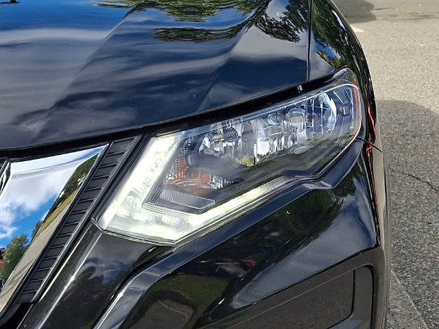 Used 2018 Nissan Rogue SV w/ Premium Package AWD/4WD image 9
