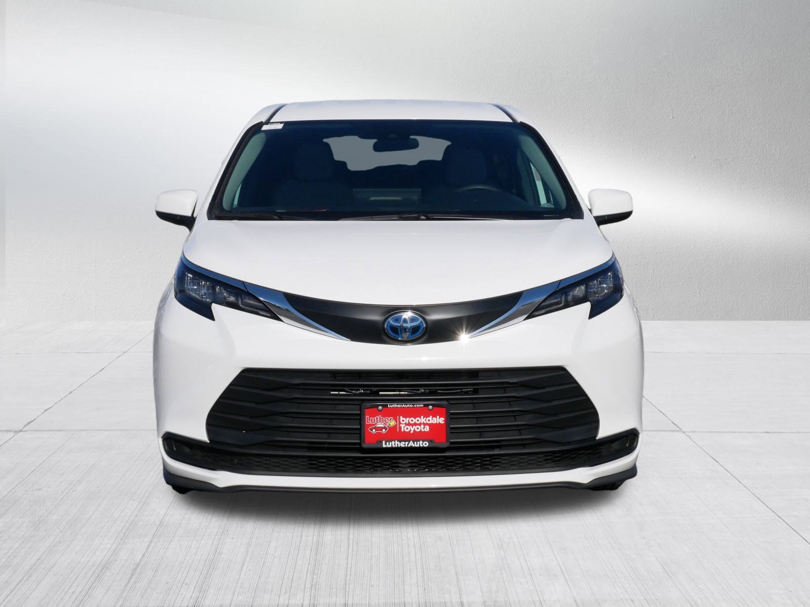 Certified 2025 Toyota Sienna LE image 2