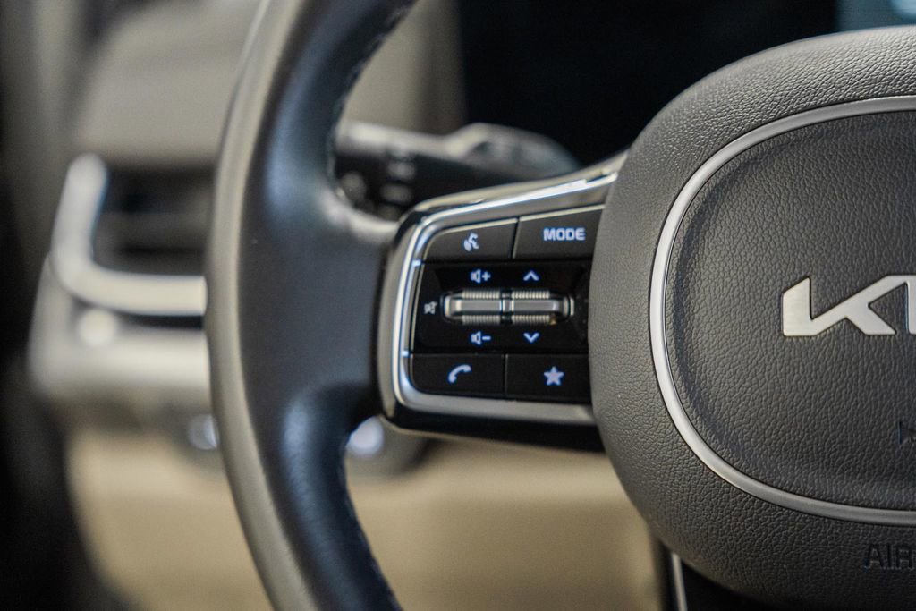 Used 2025 Kia Carnival FWD image 32