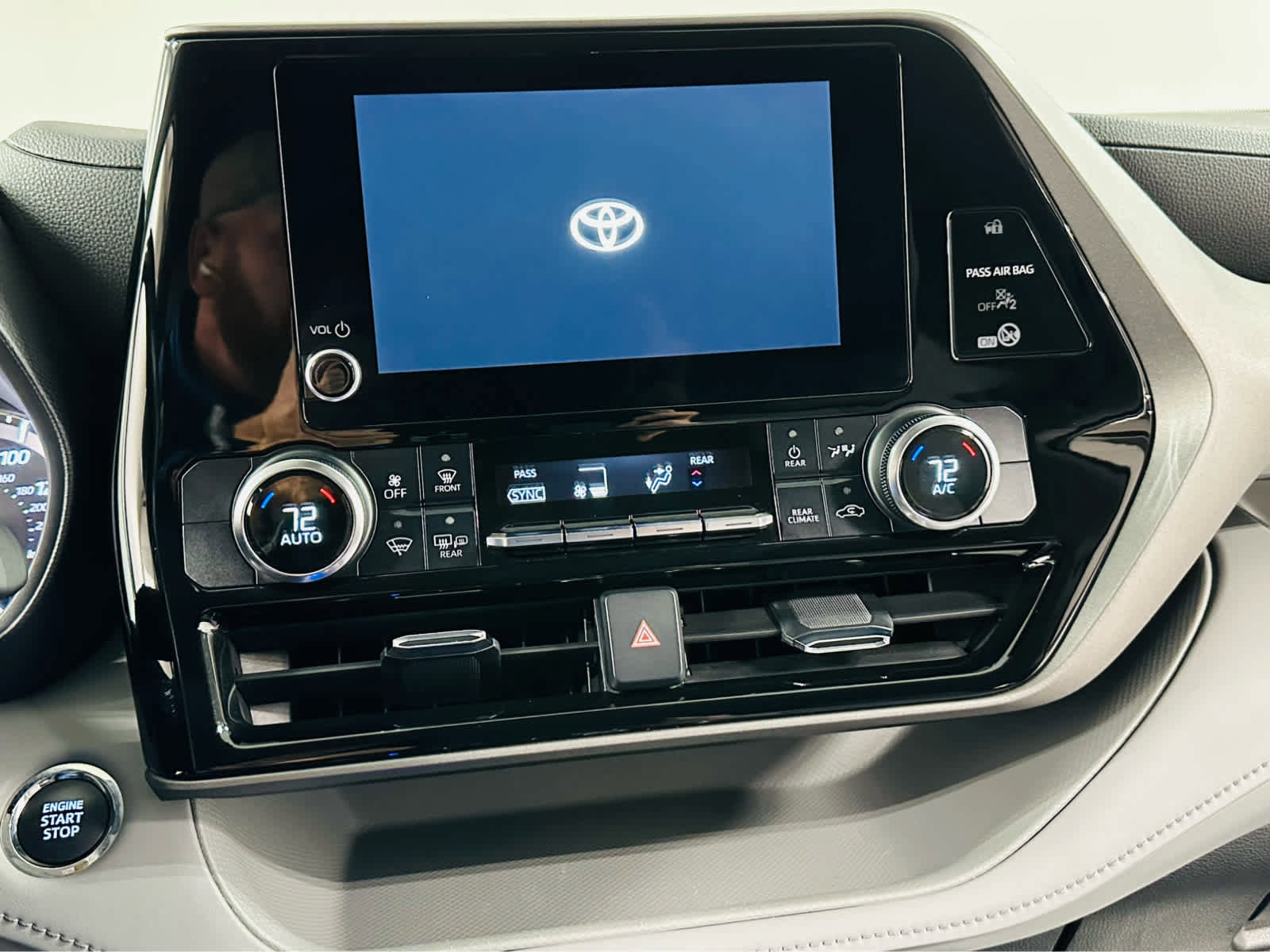 Certified 2023 Toyota Highlander LE image 9