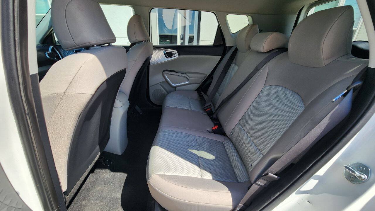 Used 2023 Kia Soul LX w/ LX Technology Package FWD image 17