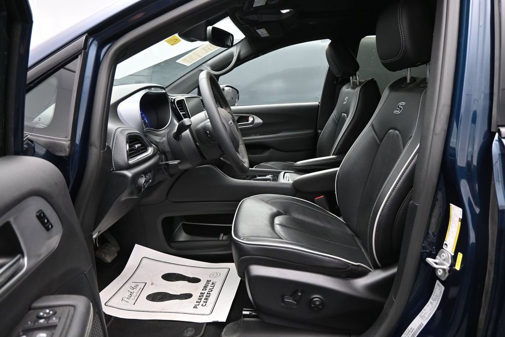 Used 2025 Chrysler Pacifica Limited FWD image 9