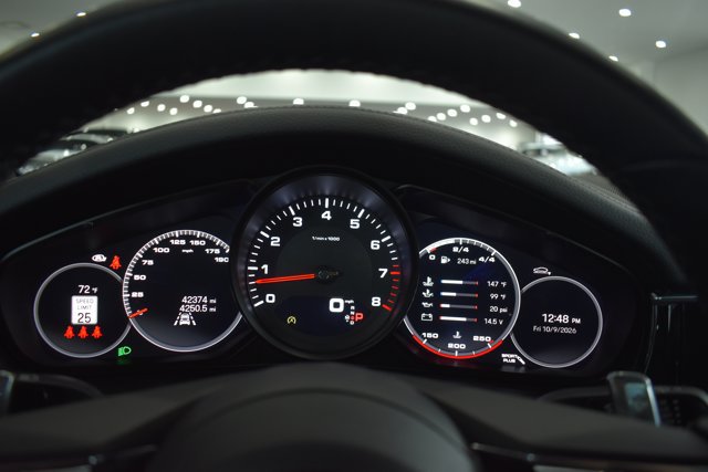 Used 2022 Porsche Panamera RWD image 20