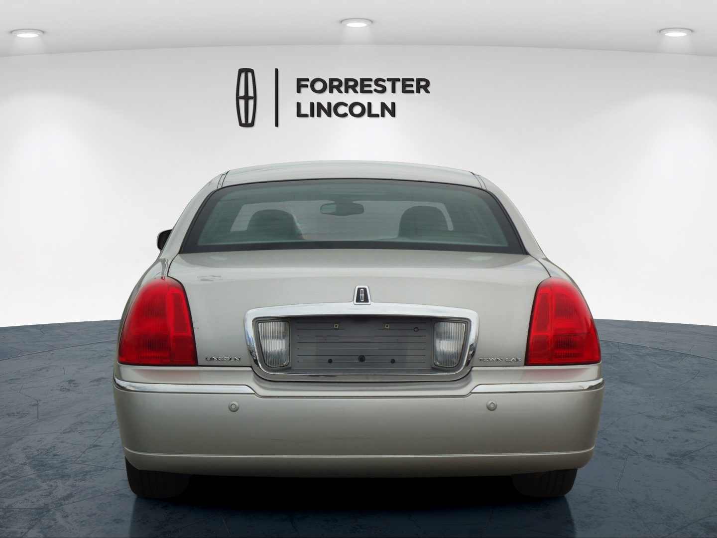 Used 2003 Lincoln Town Car Cartier RWD image 4