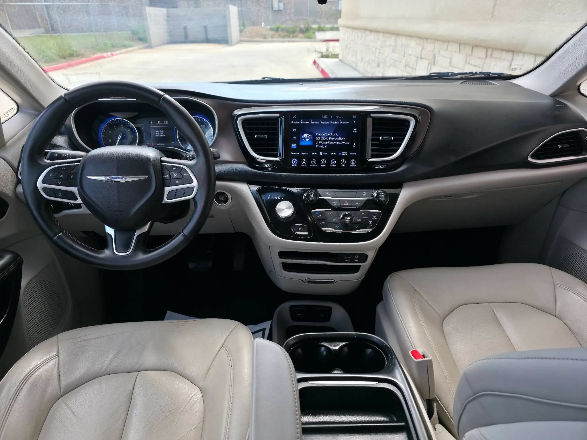 Used 2017 Chrysler Pacifica Touring-L FWD image 15